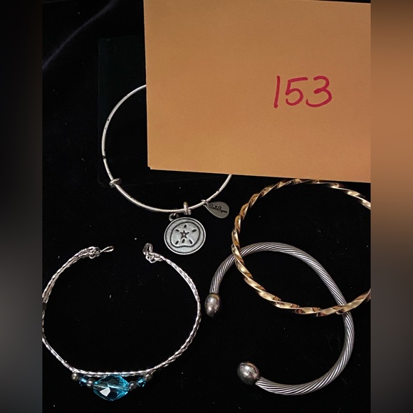 Lot of 4 bangle bracelets QRAY Deluxe Wellness Bracelet, Bella Ryann and more - Picture 6 of 6